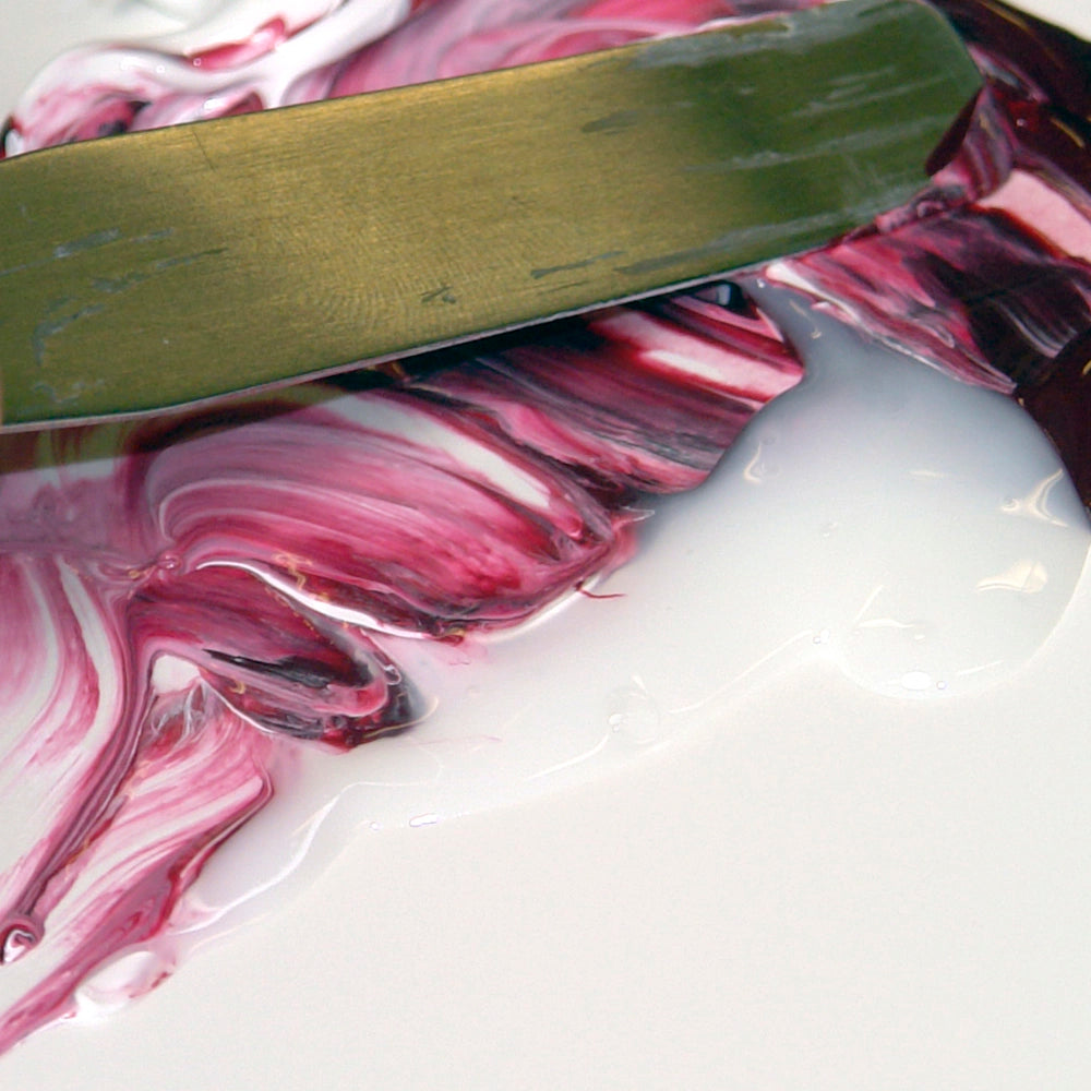 Golden OPEN Acrylic Gel Gloss blandes med akrylmaling på en palette ved hjælp af en paletkniv.