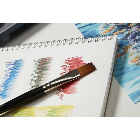 Nærbillede af Derwent Inktense Blocks under maling med vand og pensel.