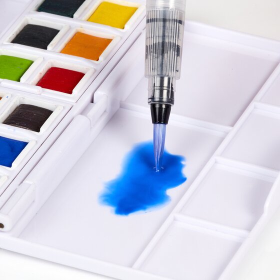 Person bruger Derwent Inktense Paint Pan Travel Set til akvarelmaling.